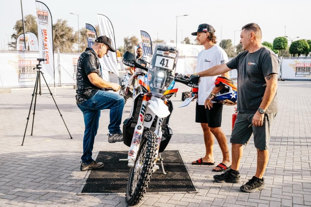 Hugo Villanueva y como Ruy Barbosa debuta en el rally Rally Cross Country con el pròlogo de 12 kilòmetros en Abu Dhabi. 1 Ruy Barbosa 08