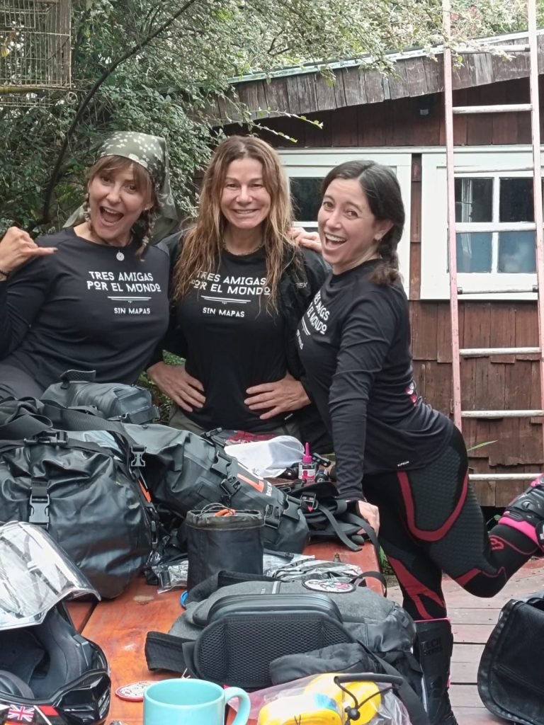 Trío femenino recorre el extremo sur de Chile. sobre ruedas. 2 cordillera uno