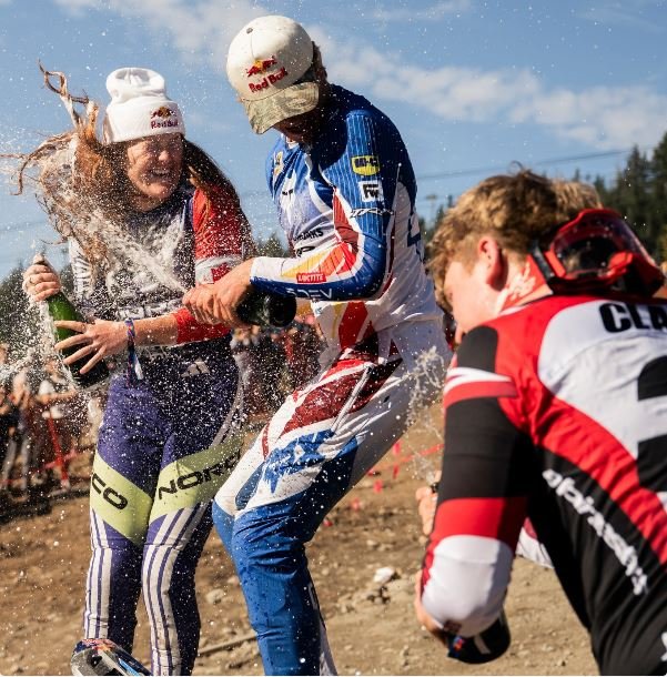 Asa Vermette y Gracey Hemstreet se coronan campeones inaugurales de Red Bull Hardline en Columbia Británica.