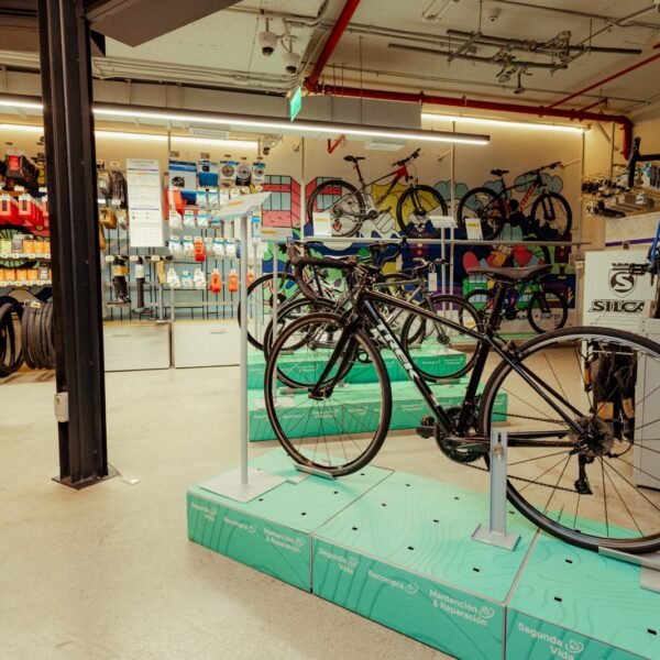 Decathlon Bike Lab en MUT con más de 40 servicios especializados para bicicletas.