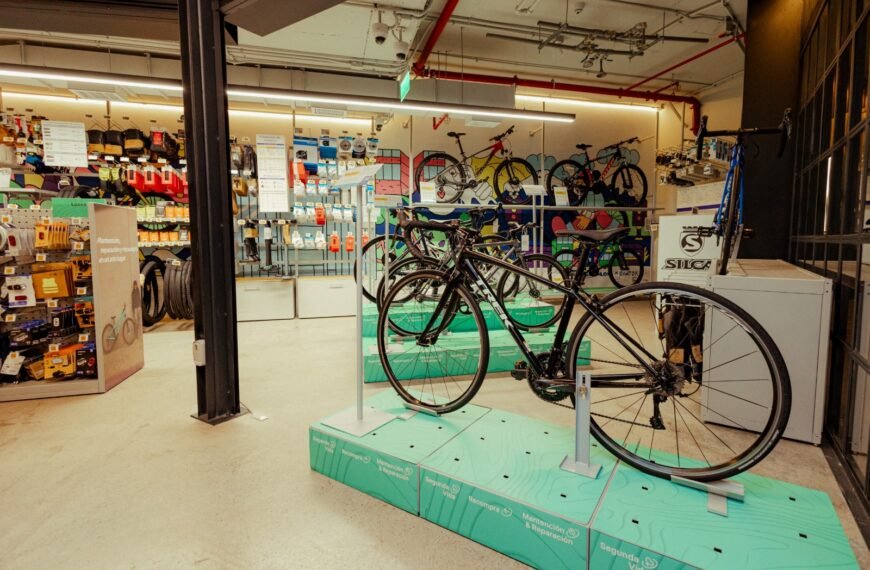 Decathlon Bike Lab en MUT con más de 40 servicios especializados para bicicletas.