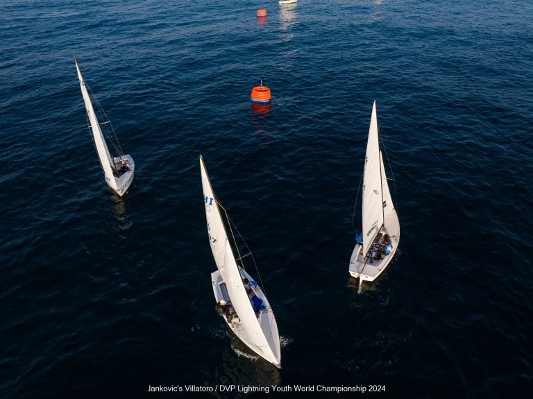 CHILE MARCHA 3º Y SIGUE EN DISPUTA DE LA CORONA EN EL MUNDIAL DVP DE VELEROS LIGHTNING.