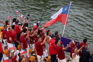 El Team Chile se luce en una lluviosa inauguración en París