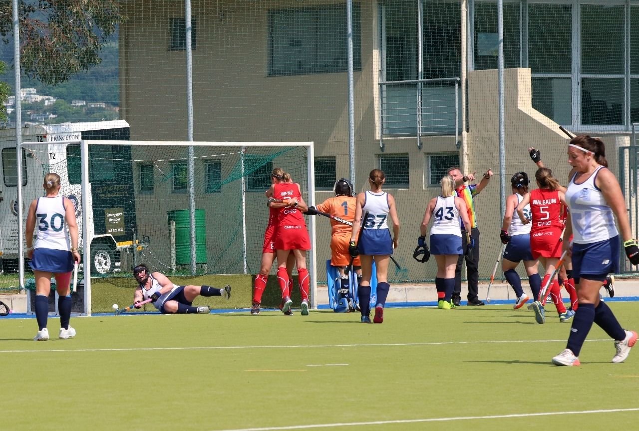 Chile golea a Escocia en Mundial Masters de Hockey Césped Femenino