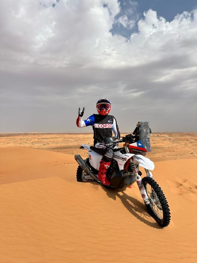 Hugo Villanueva y como Ruy Barbosa debuta en el rally Rally Cross Country con el pròlogo de 12 kilòmetros en Abu Dhabi.
