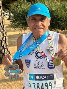 Iván Moreno (83 años) cumplió con los World Marathon Majors en Tokio.- 