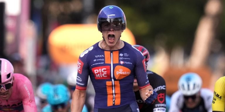 Casper van Uden gana la etapa 4 del Giro de Italia 2025.