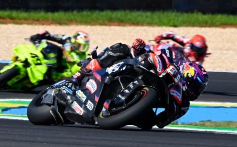 Martín Banks logra un impresionante segundo puesto en el GP de Brasil, lo que aumenta sus posibilidades de título. 2 pg1