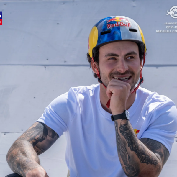 El ciclista de BMX George Ntavoutian completa el primer circuito abierto del mundo entre barcos en movimiento en los Países Bajos.