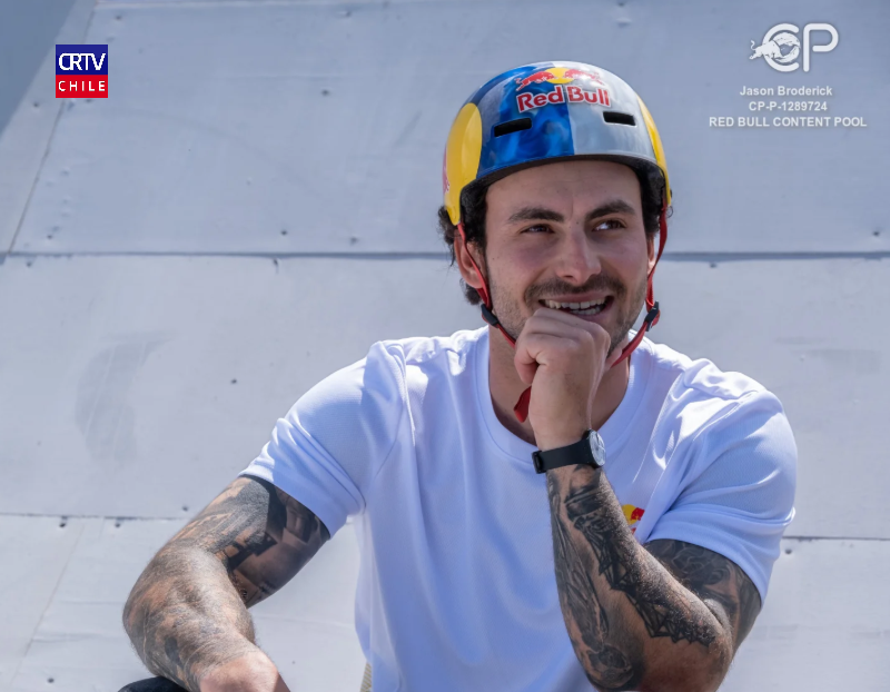 El ciclista de BMX George Ntavoutian completa el primer circuito abierto del mundo entre barcos en movimiento en los Países Bajos.