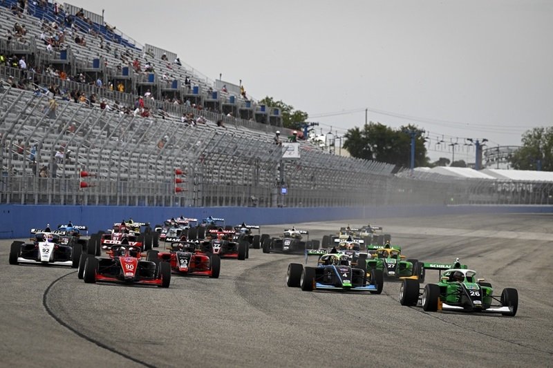 Clemente Huerta tiene un positivo debut en el campeonato USF Pro 2000 de la INDYCAR.
