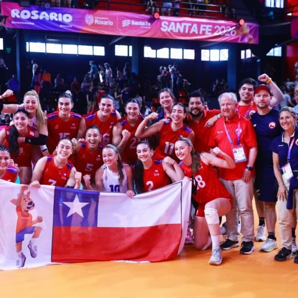La selección chilena femenina se consagró campeona del vóleibol en los Juegos Suramericanos Santa Fe 2026, tras completar una campaña perfecta de cuatro victorias y conquistar la medalla de oro para Chile.