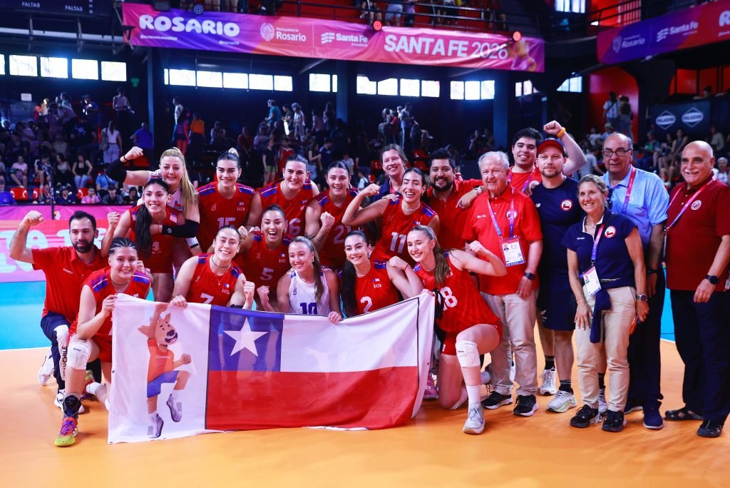 La selección chilena femenina se consagró campeona del vóleibol en los Juegos Suramericanos Santa Fe 2026, tras completar una campaña perfecta de cuatro victorias y conquistar la medalla de oro para Chile.